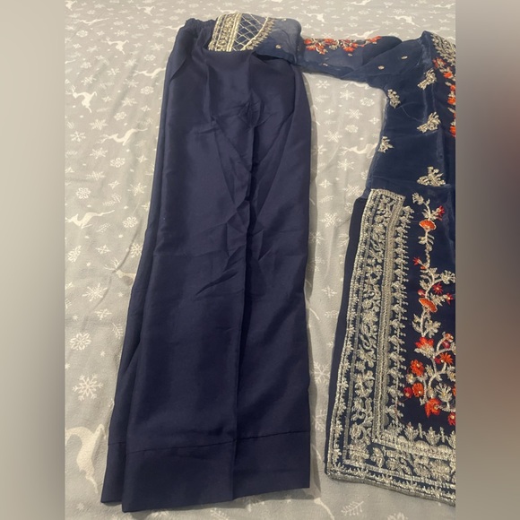 Pakistani 3 pieces organza dress with embroidery and stone work - Picture 5 of 11